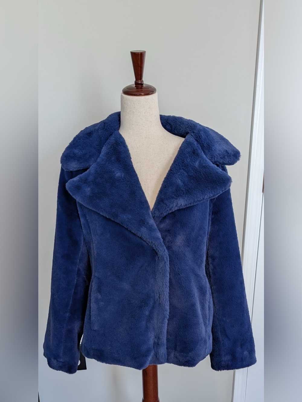 Avec Les Filles Women’s Faux Fur Plush Jacket Cropped Royal Blue Size Small